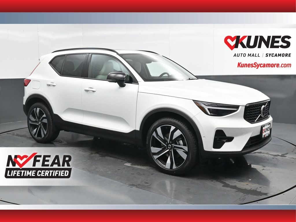 2026 VOLVO XC40