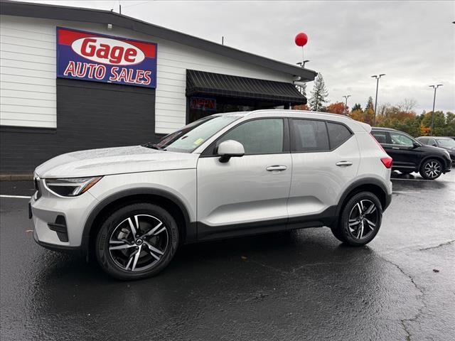 2023 VOLVO XC40