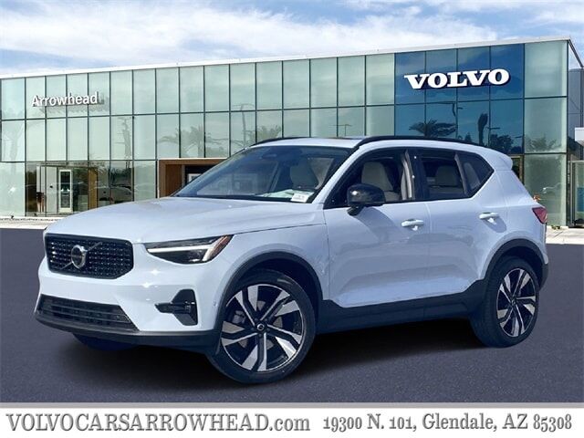 2026 VOLVO XC40