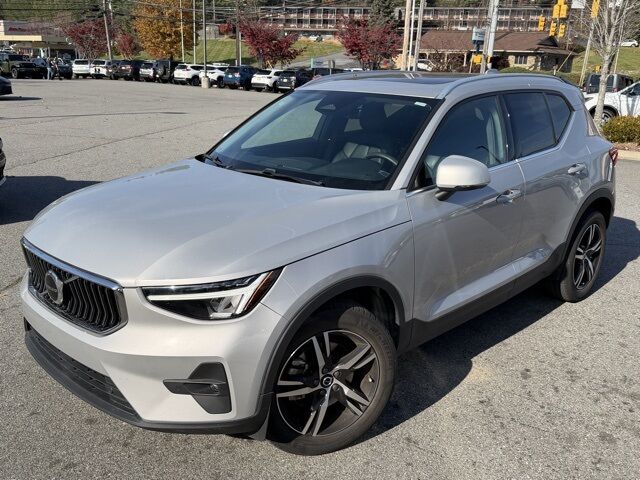 2023 VOLVO XC40