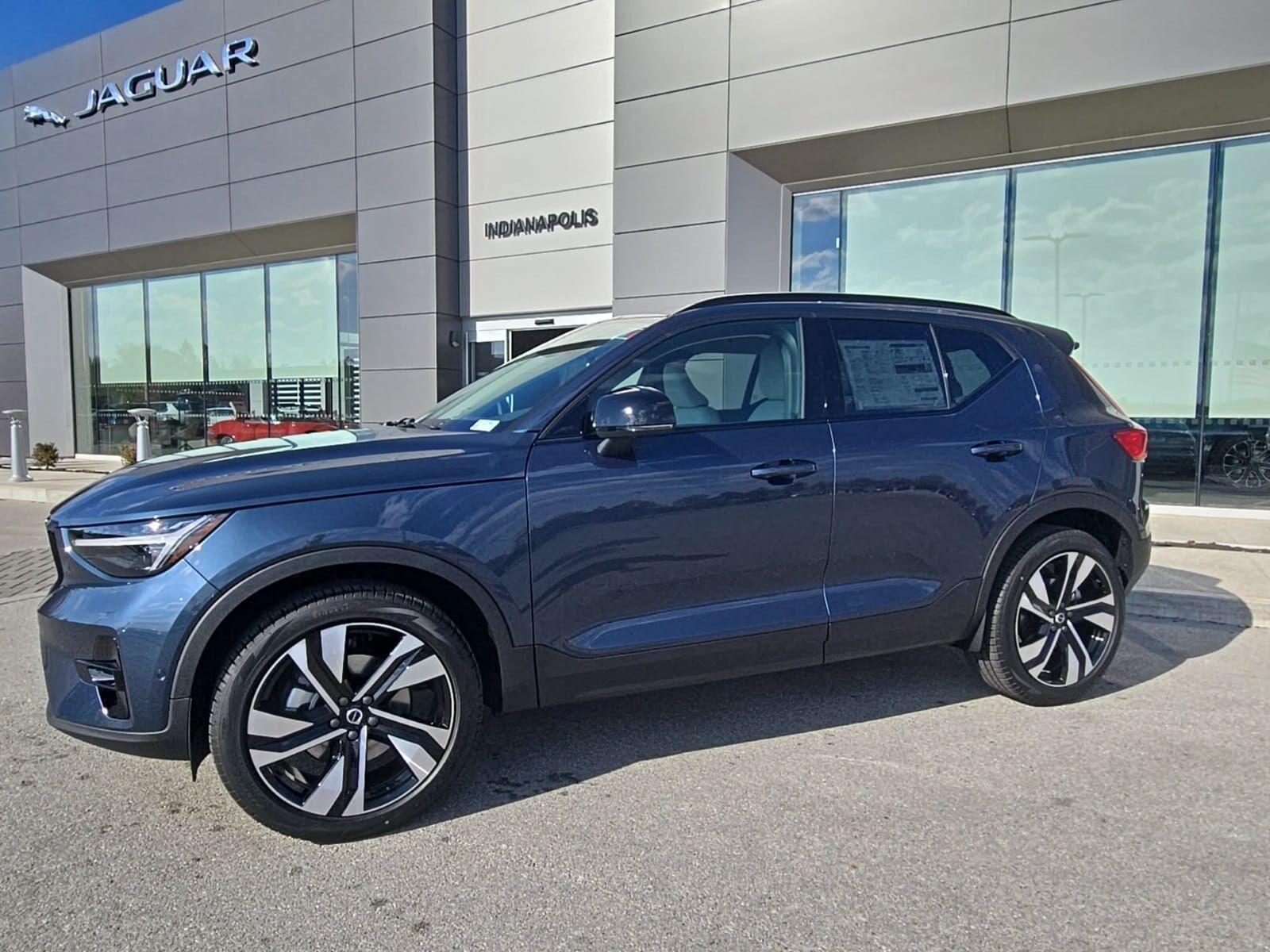 2026 VOLVO XC40