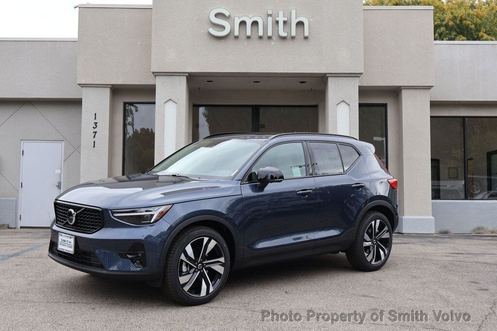 2026 VOLVO XC40