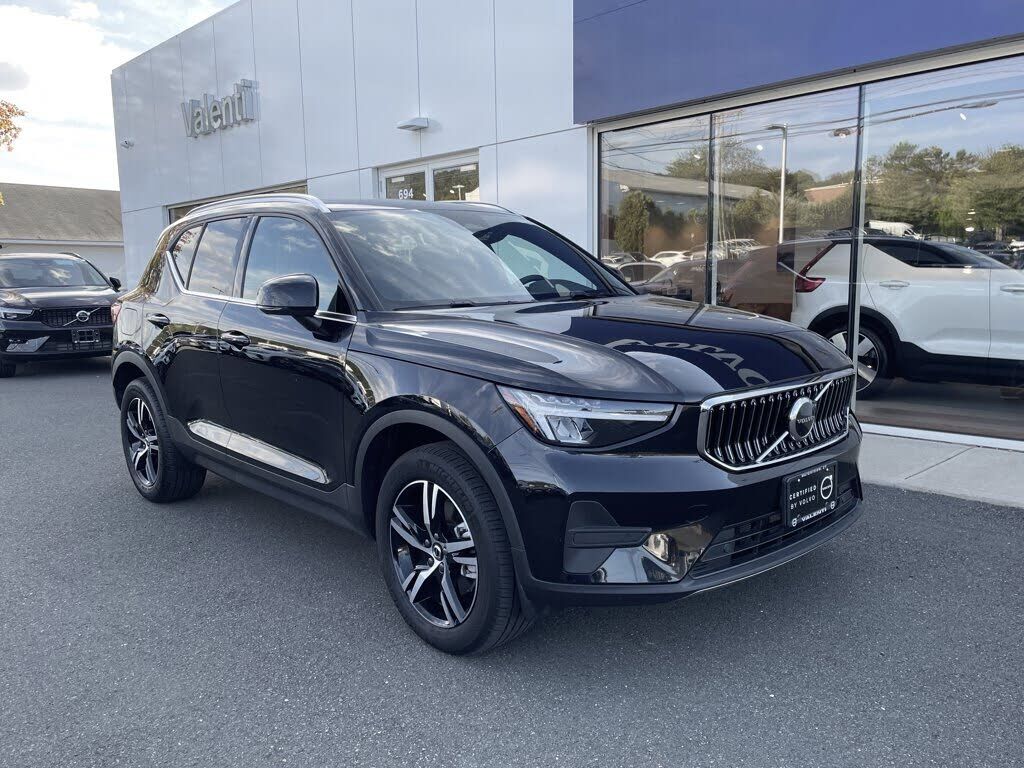 2025 VOLVO XC40