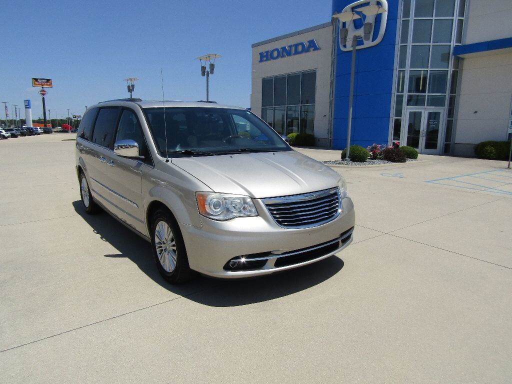 2014 CHRYSLER Town and Country