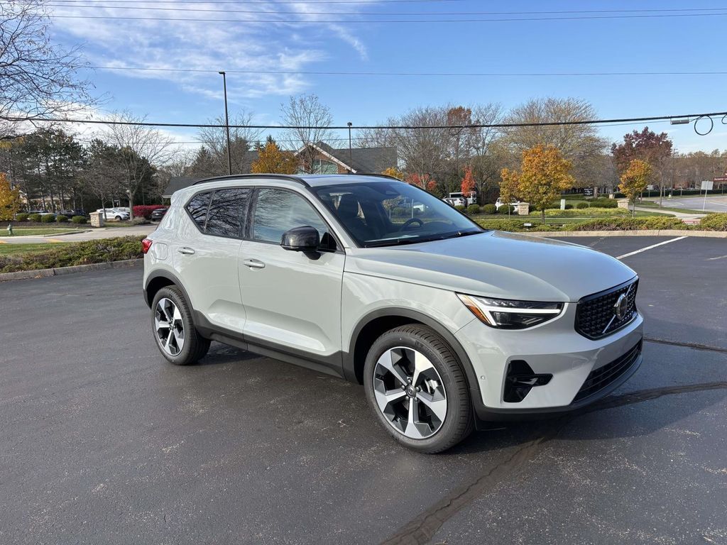2026 VOLVO XC40