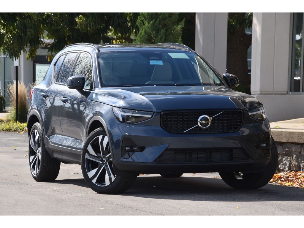 2026 VOLVO XC40