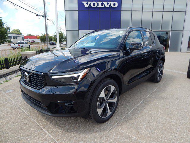 2026 VOLVO XC40