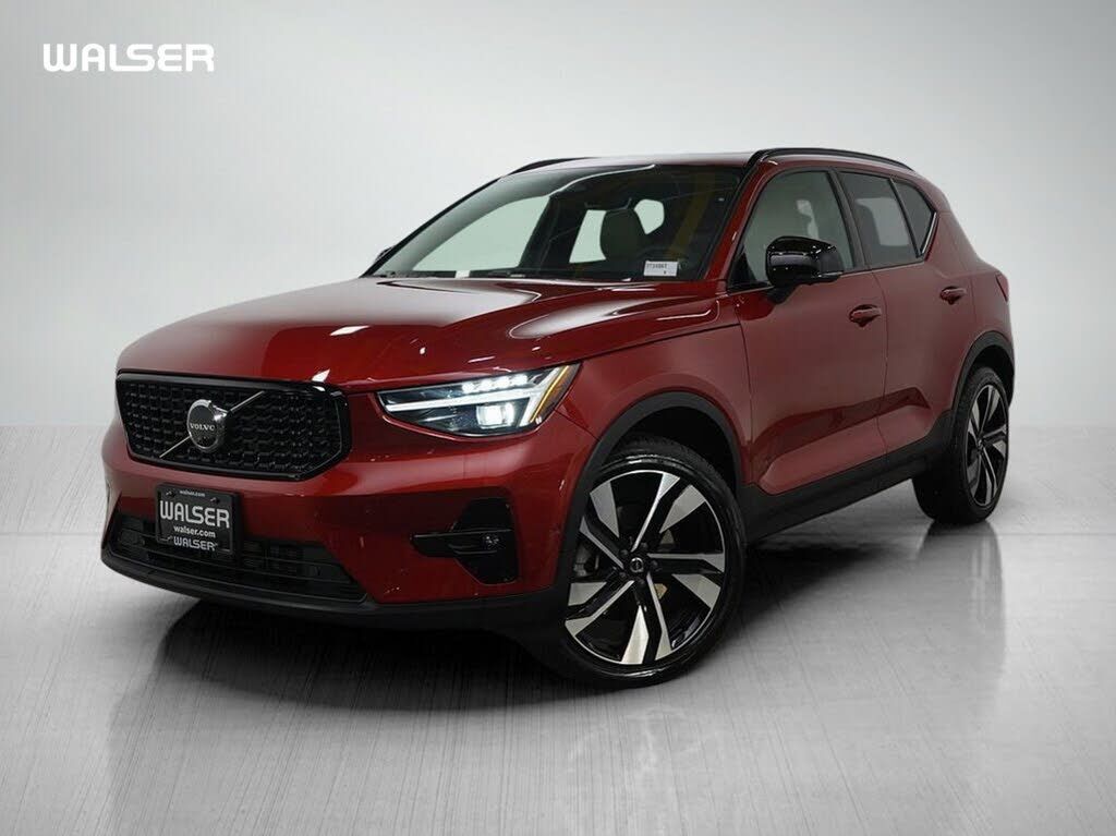 2023 VOLVO XC40
