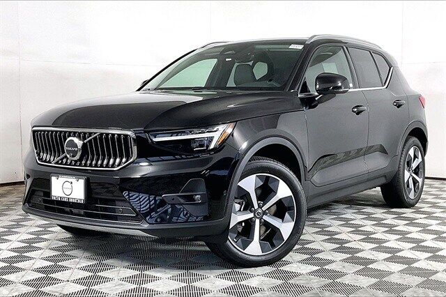 2025 VOLVO XC40
