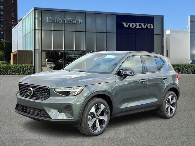 2026 VOLVO XC40