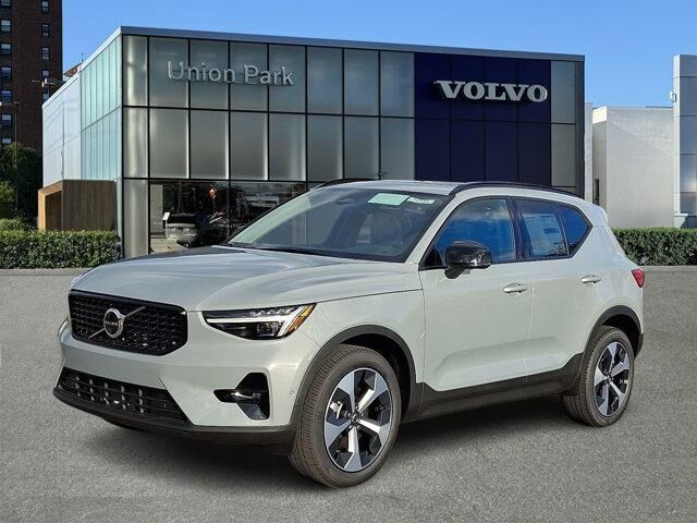 2026 VOLVO XC40
