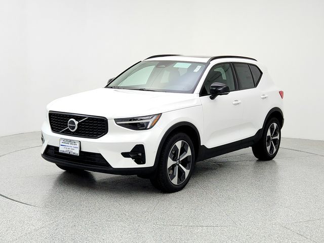 2026 VOLVO XC40