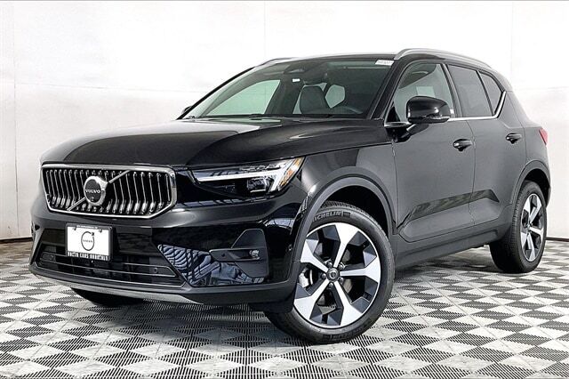 2025 VOLVO XC40