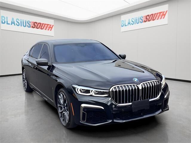 2022 BMW M7