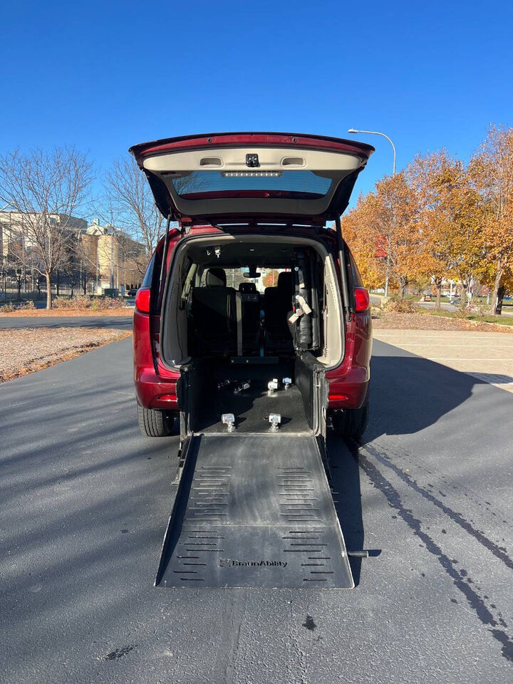 2020 CHRYSLER Voyager