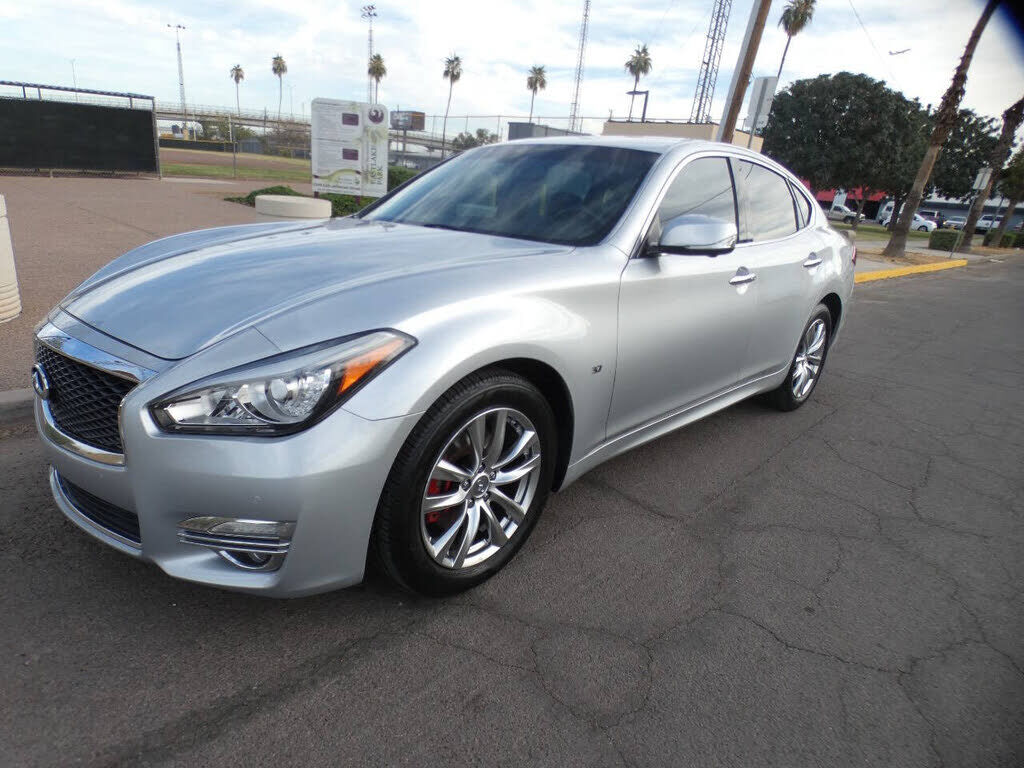 Infiniti Q70