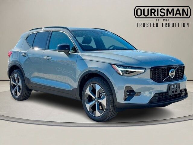 2026 VOLVO XC40