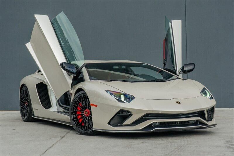 2017 LAMBORGHINI Aventador