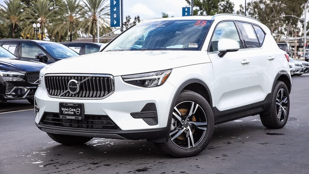 2025 VOLVO XC40