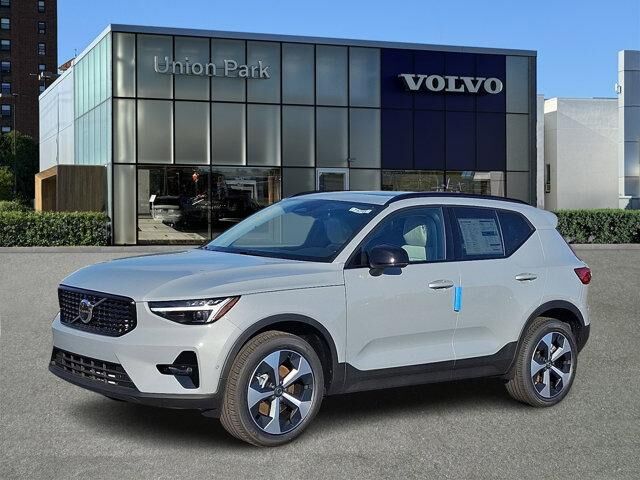 2026 VOLVO XC40