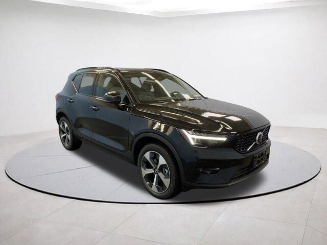 2026 VOLVO XC40