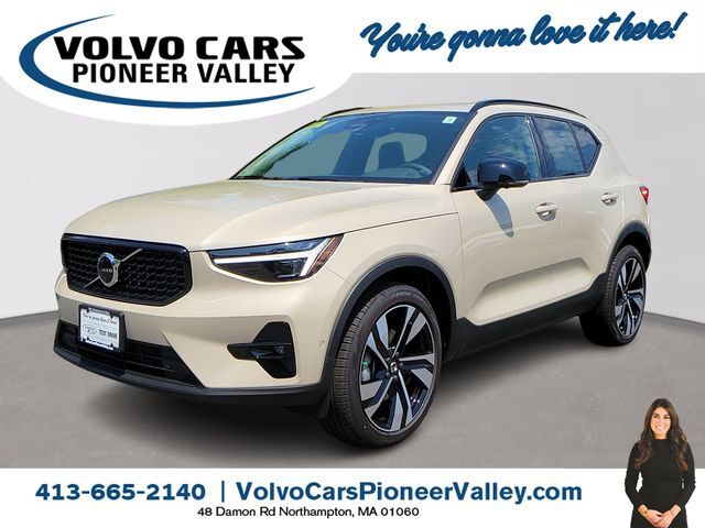 2025 VOLVO XC40