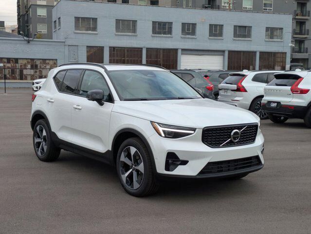 2026 VOLVO XC40