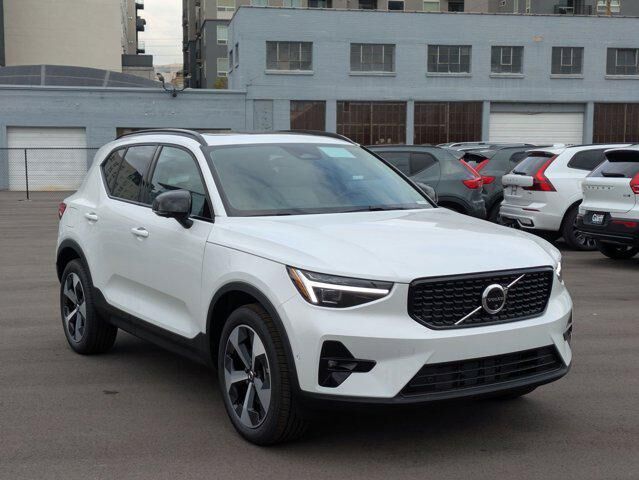 2026 VOLVO XC40