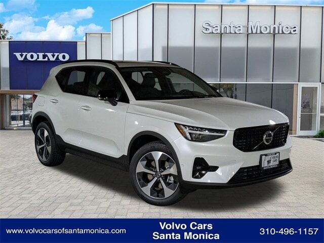2026 VOLVO XC40
