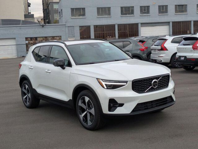 2026 VOLVO XC40