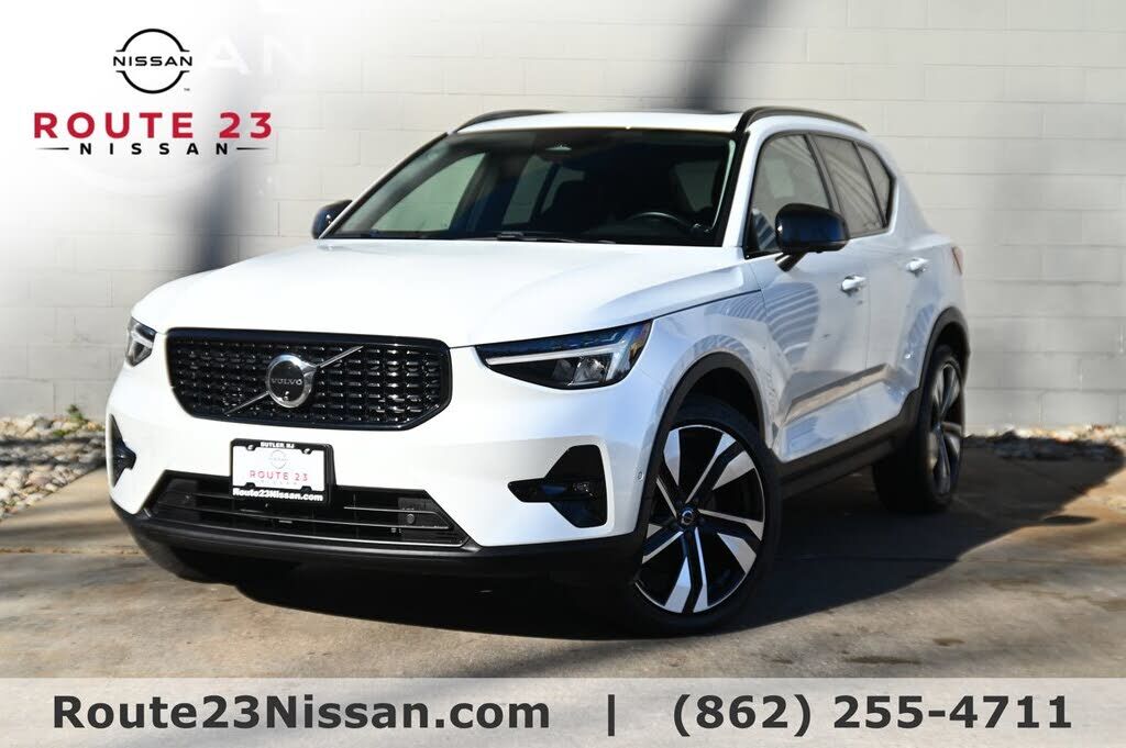 2024 VOLVO XC40