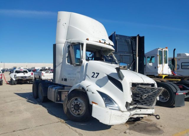2022 VOLVO TRUCK VNR