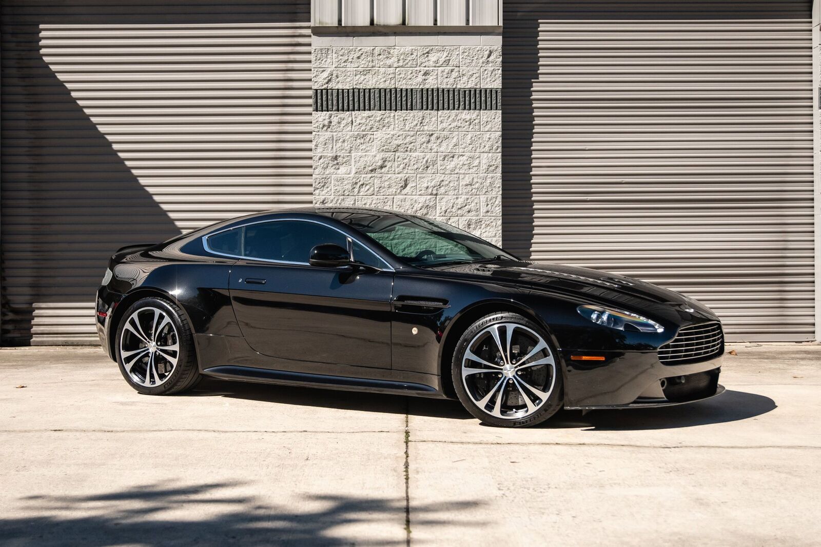 Aston Martin V12 Vantage