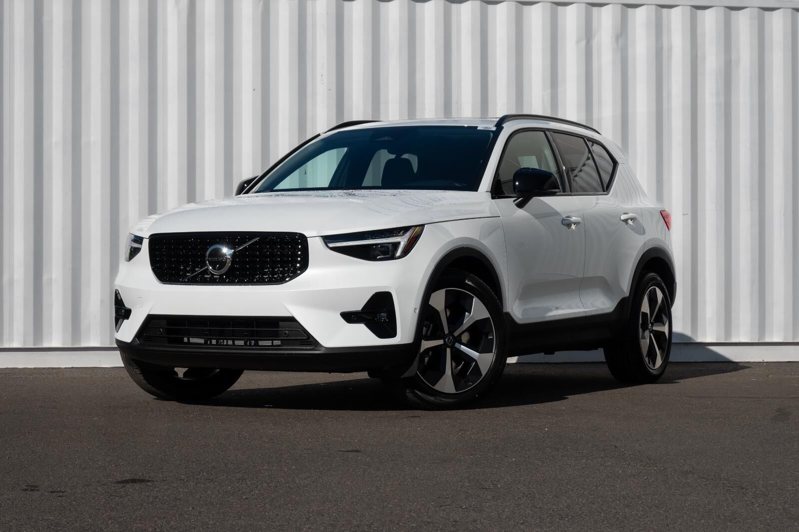 2026 VOLVO XC40