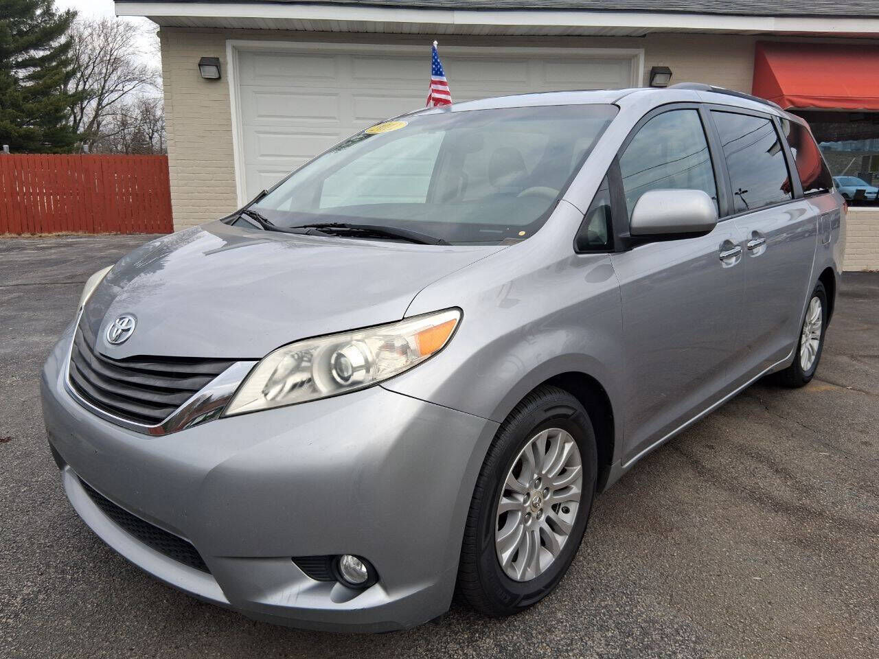 2011 TOYOTA Sienna