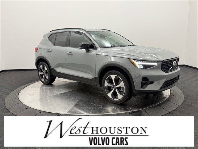 2026 VOLVO XC40