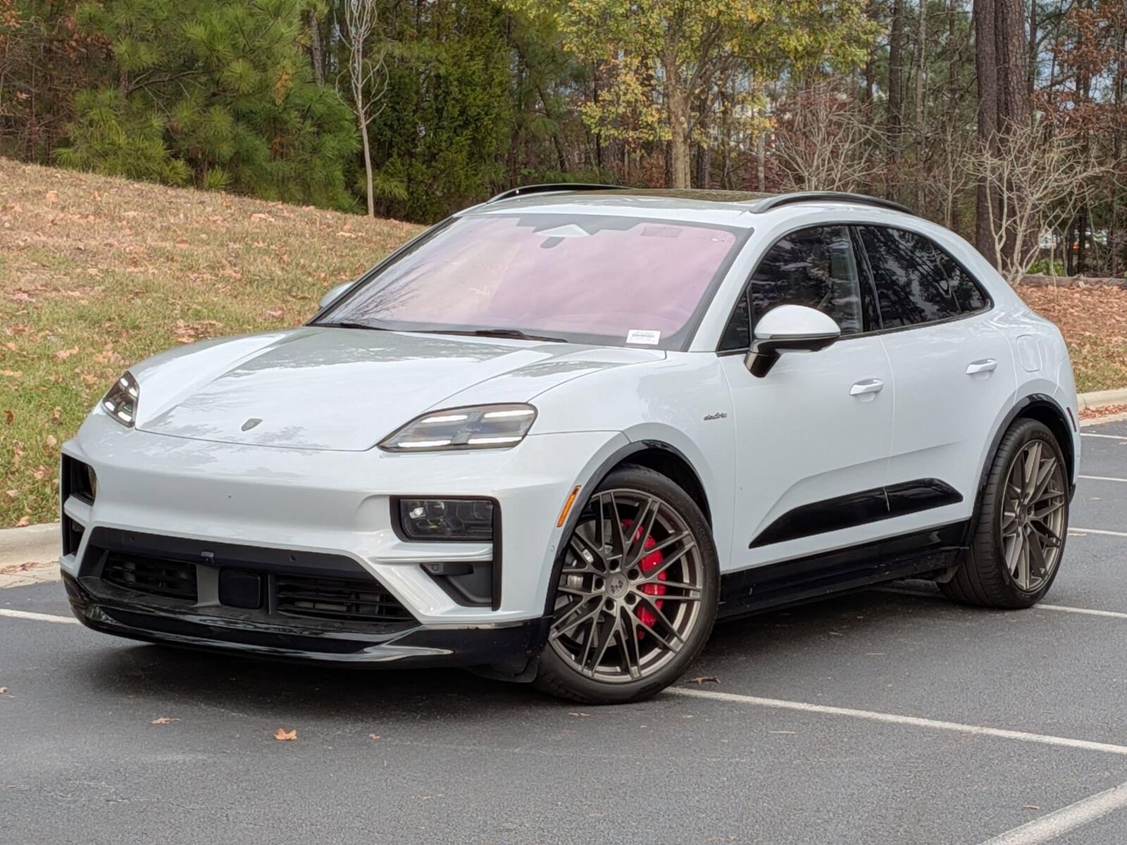 2025 PORSCHE Macan