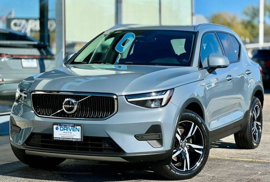 2023 VOLVO XC40