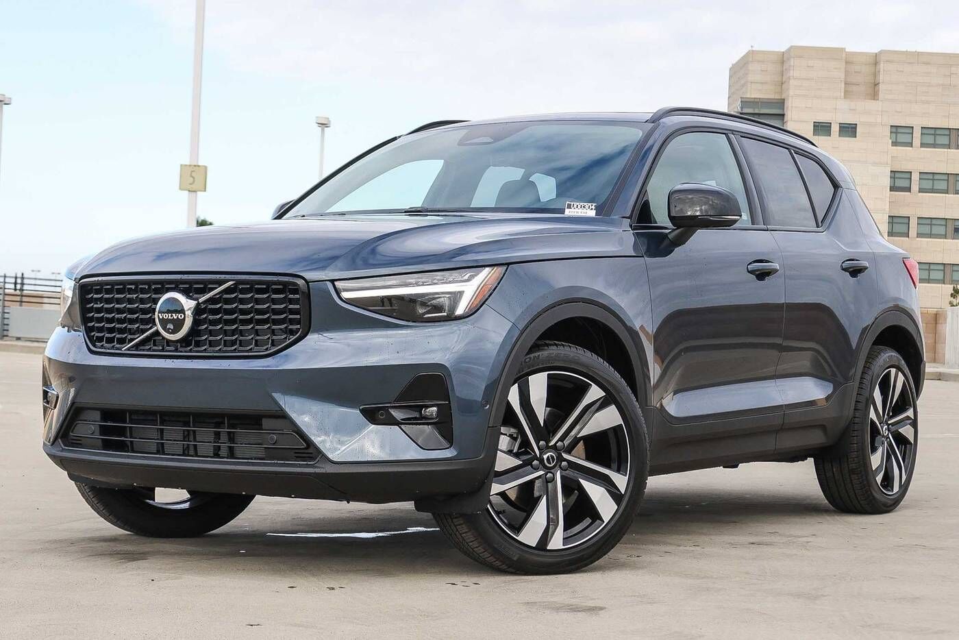 2026 VOLVO XC40