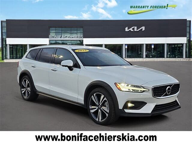 2023 VOLVO V60CC