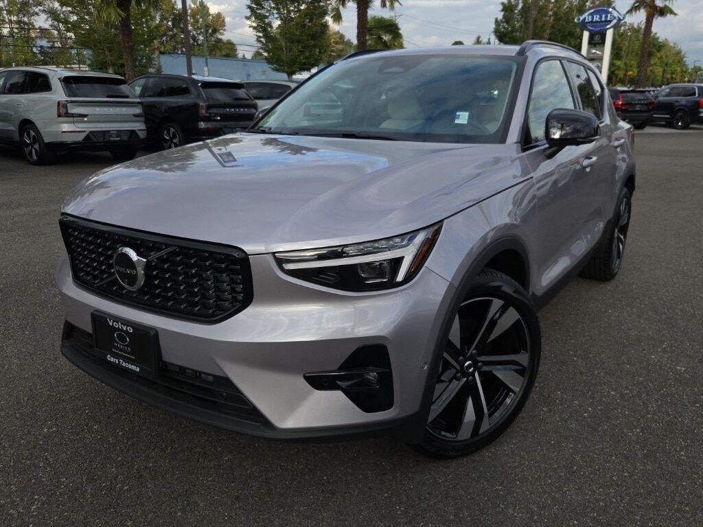 2026 VOLVO XC40