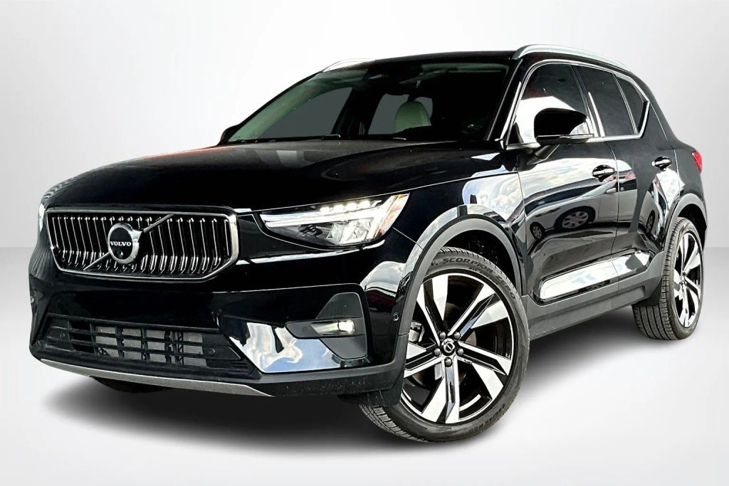 2023 VOLVO XC40