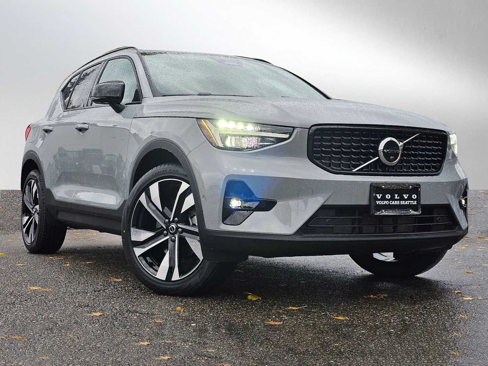 2026 VOLVO XC40