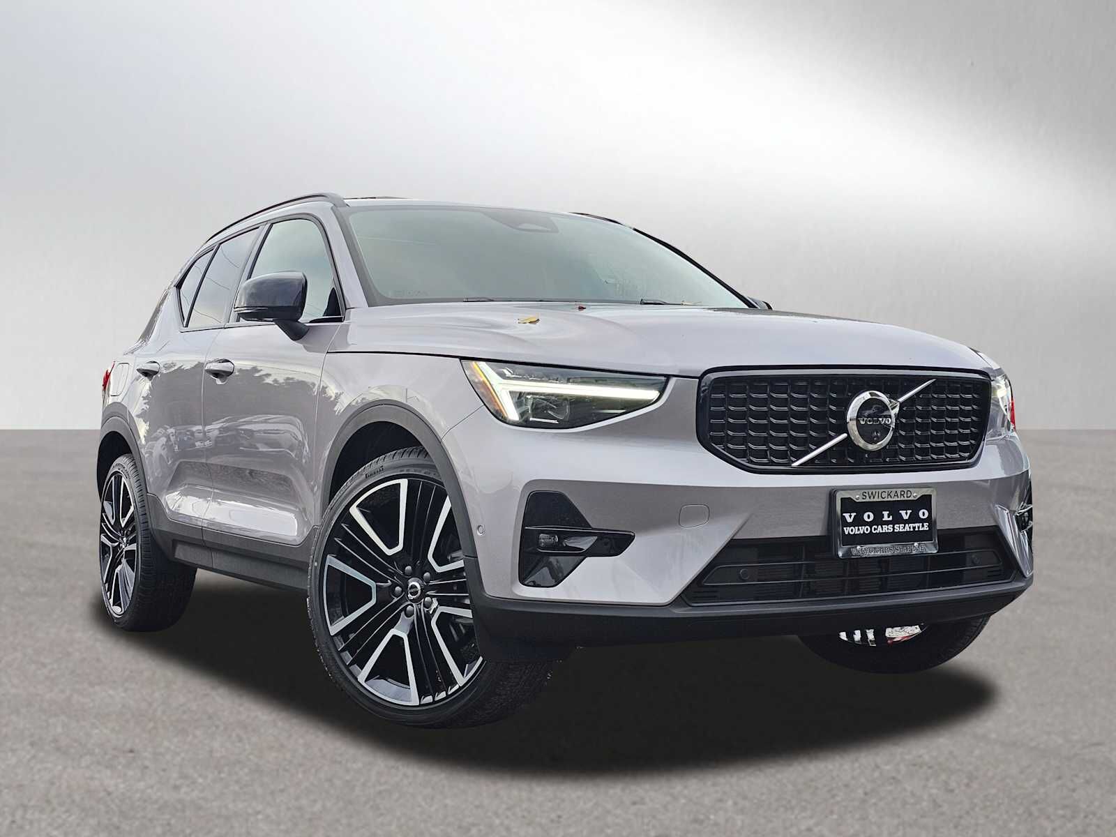 2026 VOLVO XC40