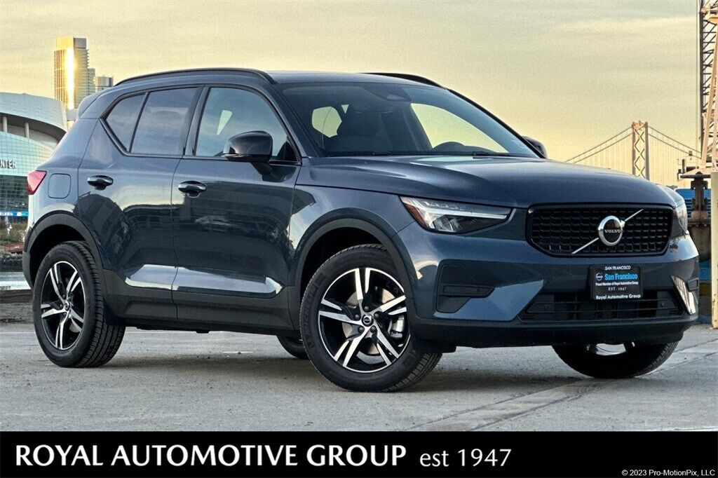 2026 VOLVO XC40