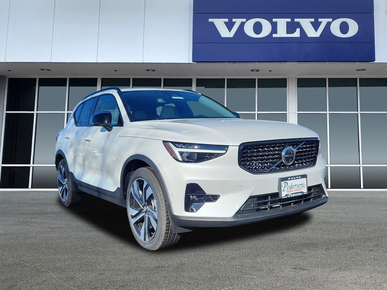2026 VOLVO XC40