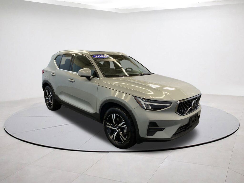 2025 VOLVO XC40