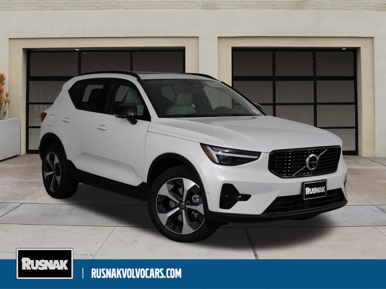 2026 VOLVO XC40