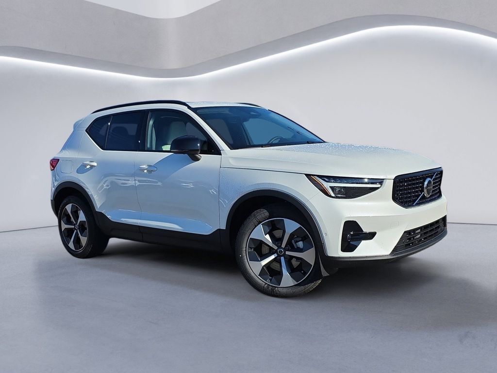 2026 VOLVO XC40