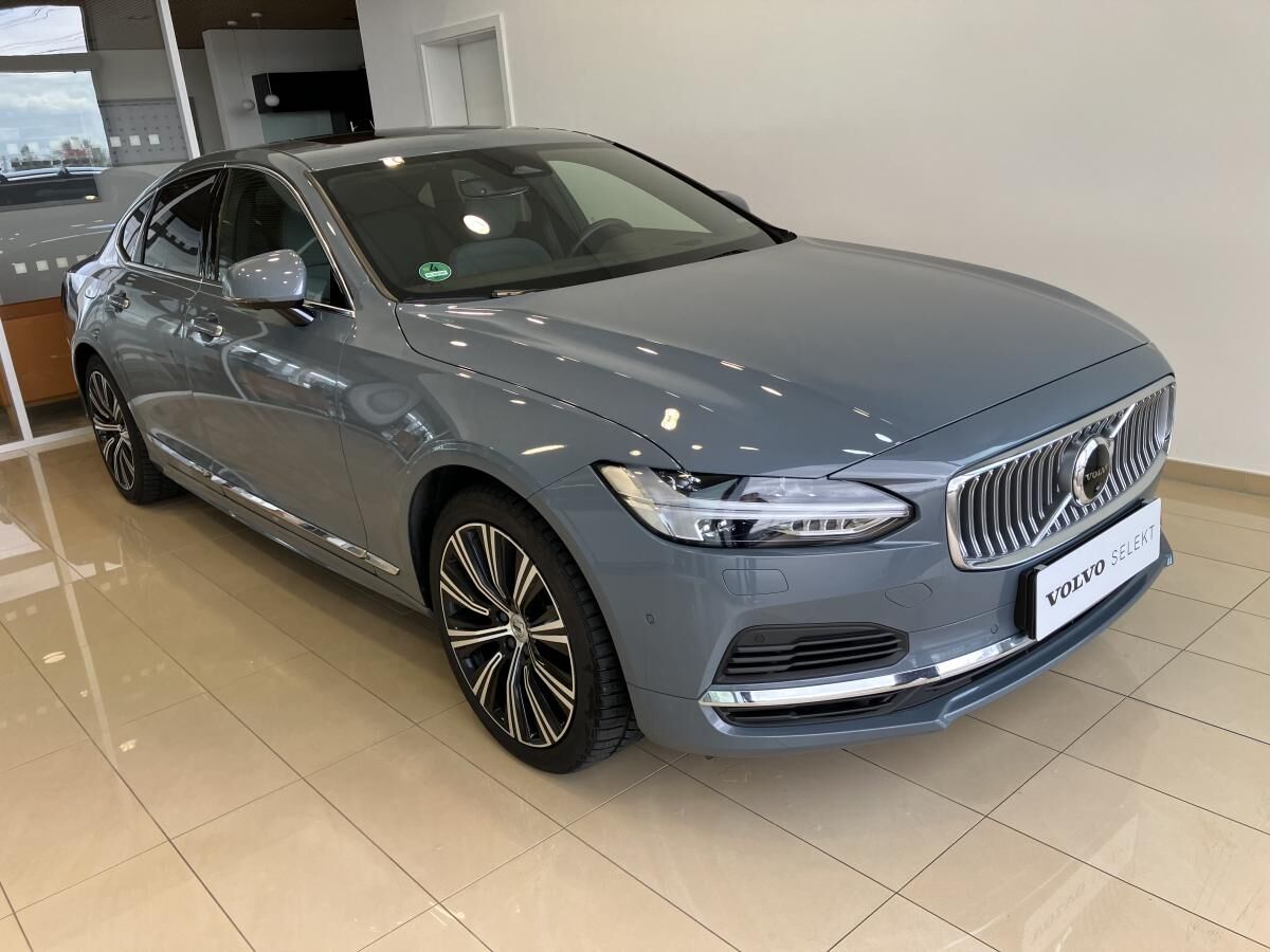 2022 VOLVO S90